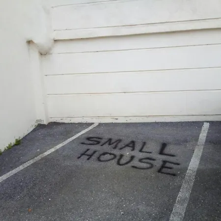 Small House In North Euosmos *